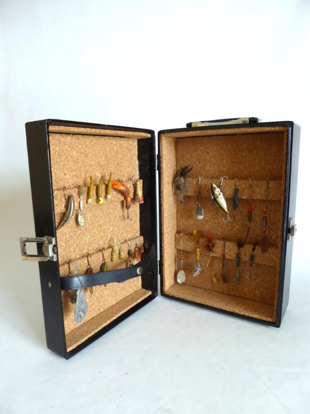 OOAK VINTAGE FISHING LURE CUSTOM SUITCASE DISPLAY CASE TACKLE BOX 26 LURES